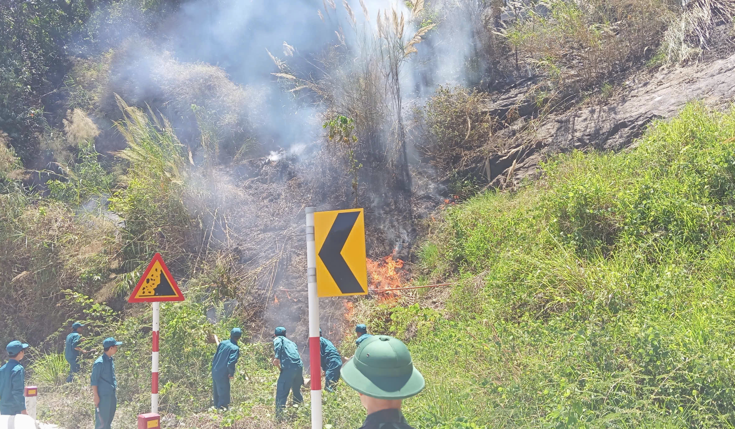 Nỗ lực khống chế đám cháy rừng, cháy bãi rác ở Lâm Đồng